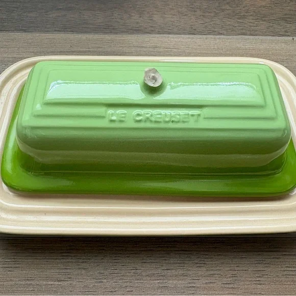 Le Creuset Covered Butter Dish, Green and Off White 1/4 lb Stick (BROKEN HANDLE) - Picture 2 of 8